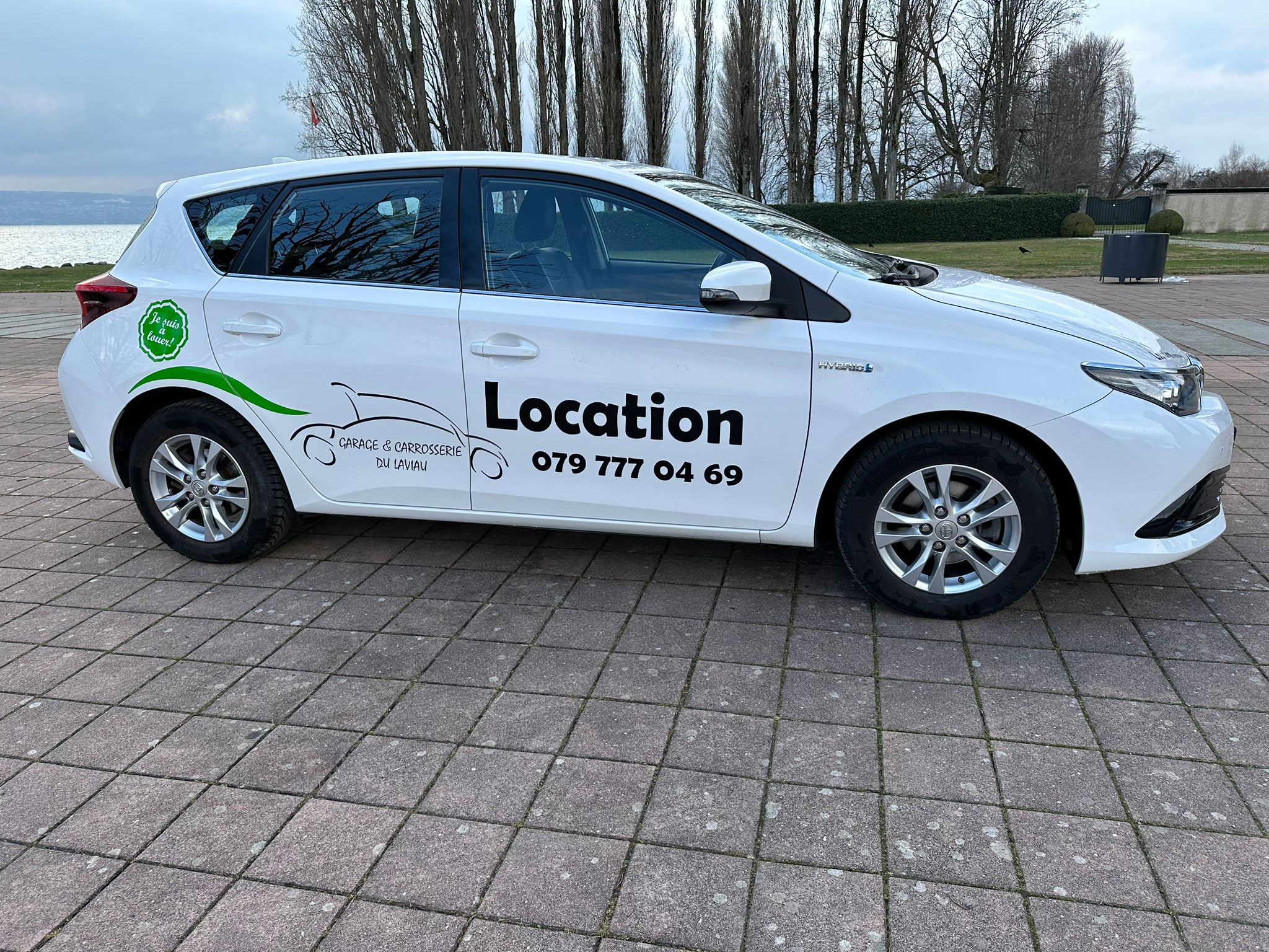 Toyota Auris 1.8 hybrid vue extérieure